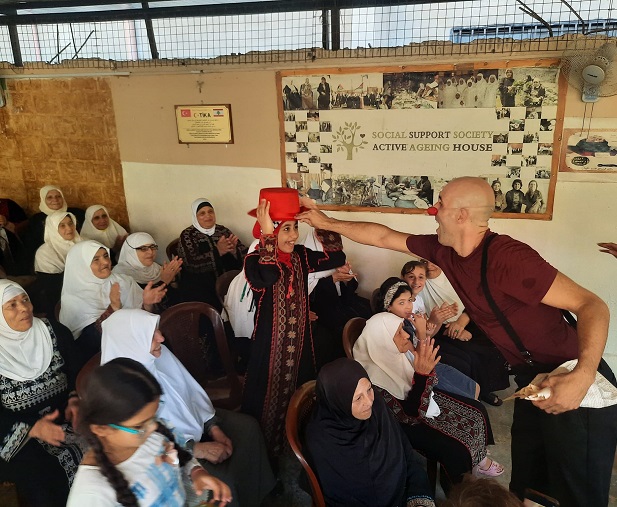 عروض ترفيهية مع مهرجين بلا حدود في دار الشيخوخة ..