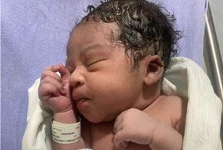 طفلة تُبصر النور على متن طائرة الميدل  إيست