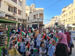 وقفة تضامنية لهيئة المناصرة بمشاركة الأطفال في نهر البارد