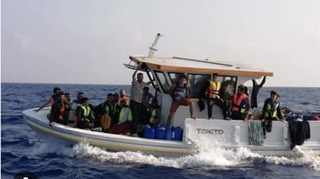 توقيف مركب على متنه مهاجرين بشكل غير شرعي بعد انطلاقه من شاطئ العبدة.