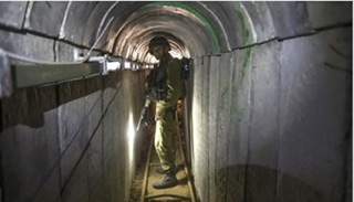 بالكلاب الهجومية والقنابل الإسفنجية"... إسرائيل تستهدف أنفاق "حماس"