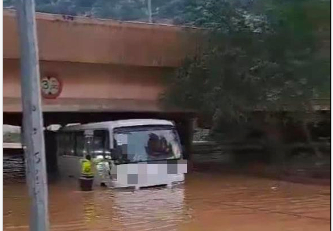 الأمطار الغزيرة تتسبّب باحتجاز 23 تلميذاً في "باص