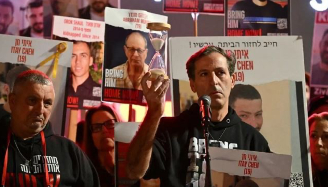 تظاهرة لعائلات الأسرى بعد مقتل رهينة إسرائيلية في غزة
