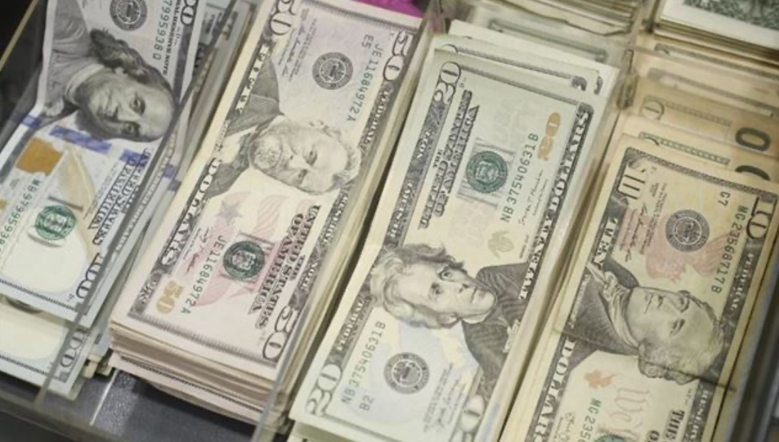 تعميمٌ ملتبس... ماذا سيحصل للدولار بعد رأس السنة؟