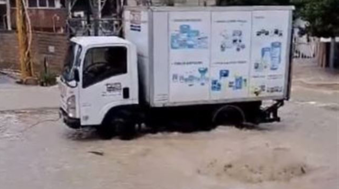 فيضانات أمام مدخل معمل كهرباء الذوق جراء الأمطار الغزيرة!