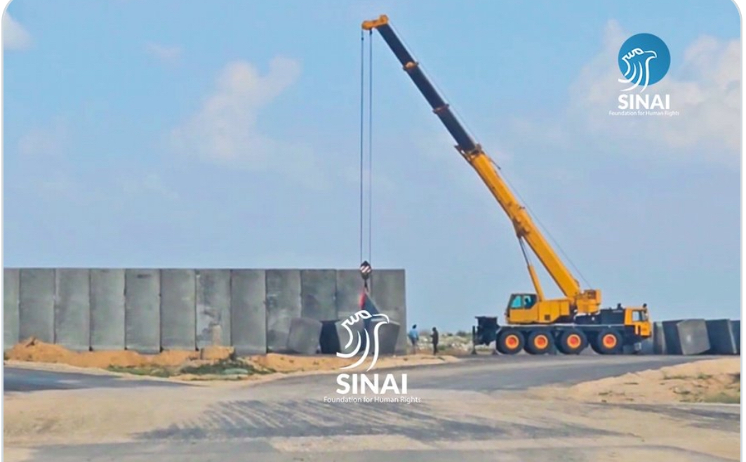 السلطات المصرية تشرع في بناء منطقة أمنية عازلة محاطة بأسوار لإستقبال فلسطيني غزة .