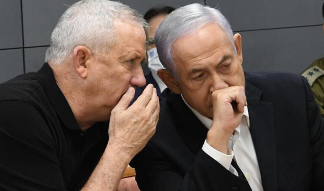 رحلةٌ مثيرة للجدل"... نتنياهو "غاضب" من سفر غانتس من دون موافقته