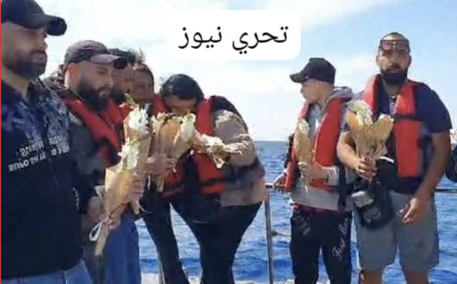اهالي ضحايا قارب “الموت” بالشمال ينثرون الورود على شهداءهم في البحر …