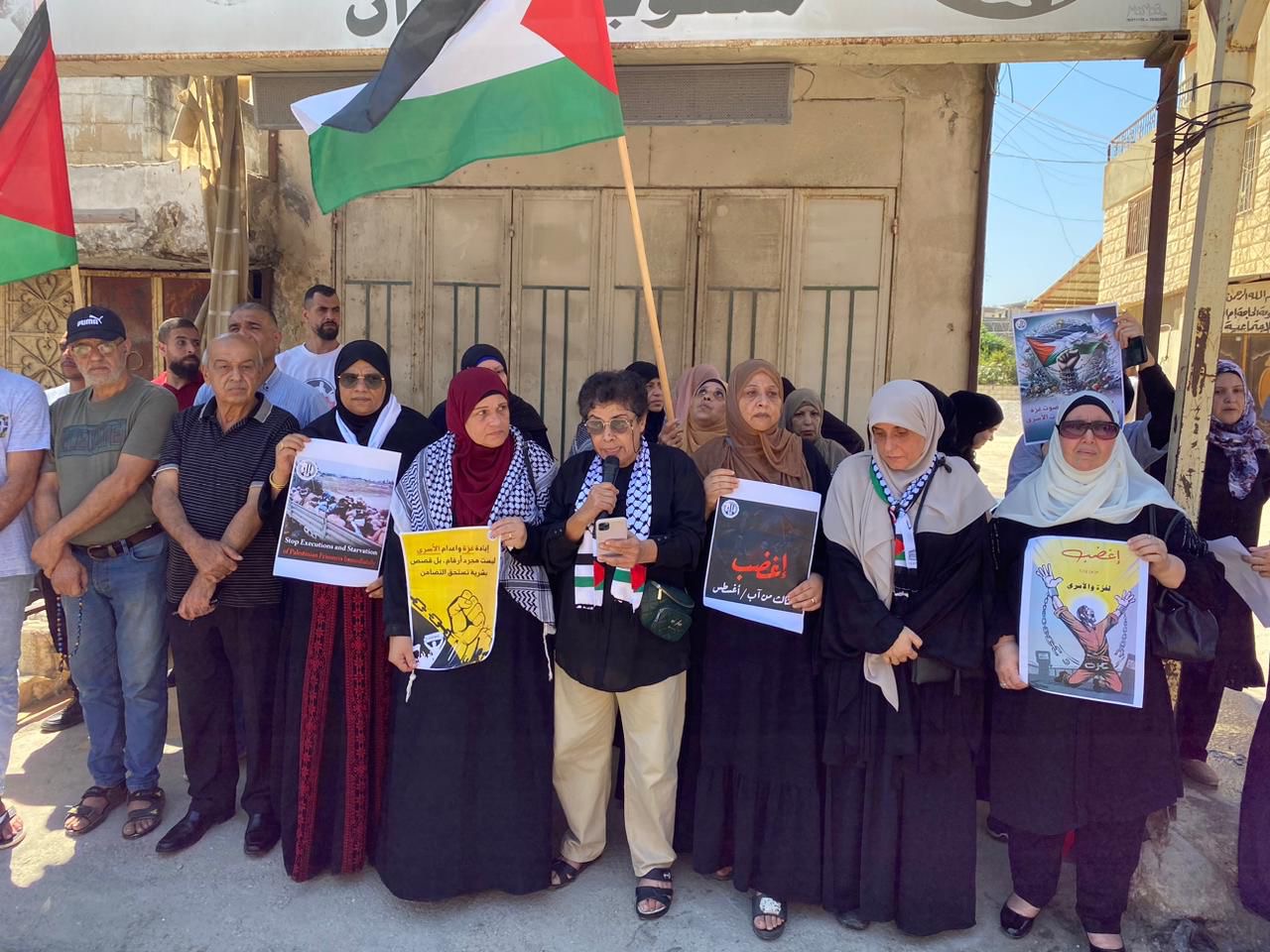 الاتحاد العام للمرأة الفلسطينية ينظم وقفة تضامنية حاشدة في مخيم نهر البارد*