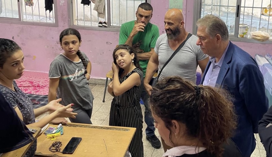 السفير ديور تفقد النازحين من ابناء شعبنا في مراكز الإيواء