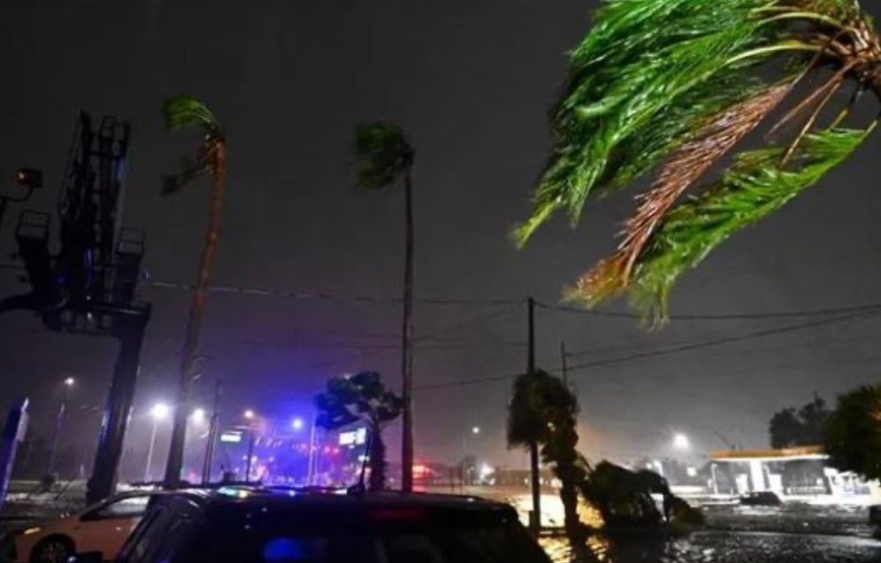 الأشجار "انهارت" والشوارع "غرقت"... إعصار "ميلتون" وصل إلى فلوريدا!