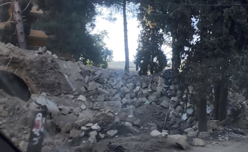 هدم مبنى أثري في بعلبك...