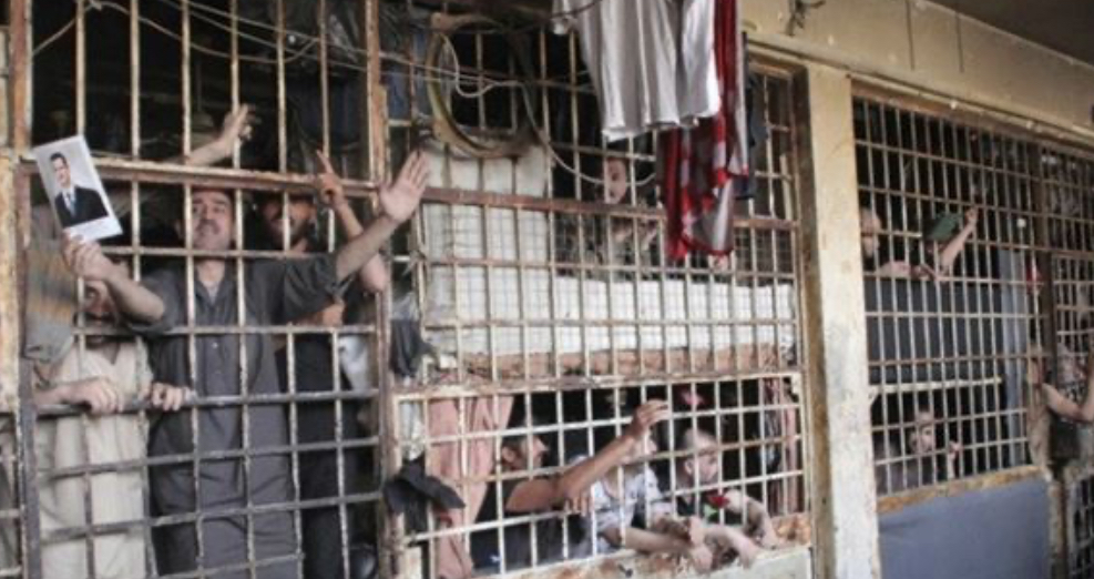 بينهم "صيدنايا"... المعارضة السورية تفتح أبواب السجون