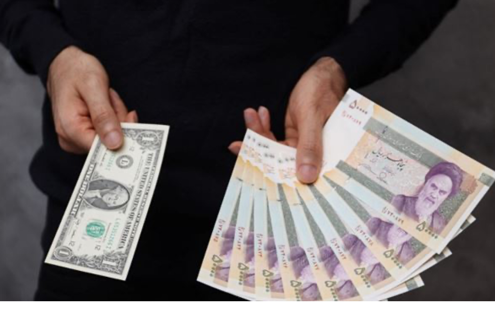 انهيارٌ للريال الإيراني مقابل الدولار