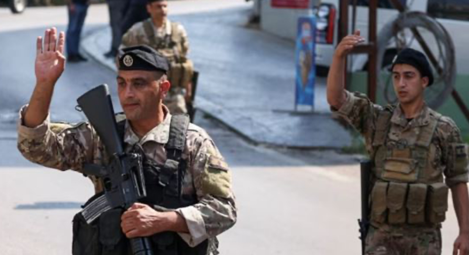 الجيش يوقف مواطن لتعامله مع العدو الإسرائيلي!