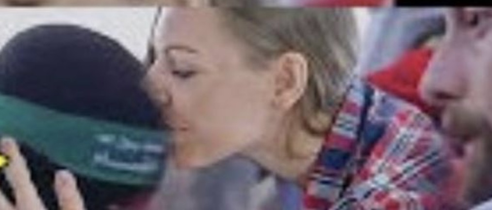 قبلت رأس مقاتل من حماس... اليكم حقيقة صورة الرهينة الإسرائيلية!