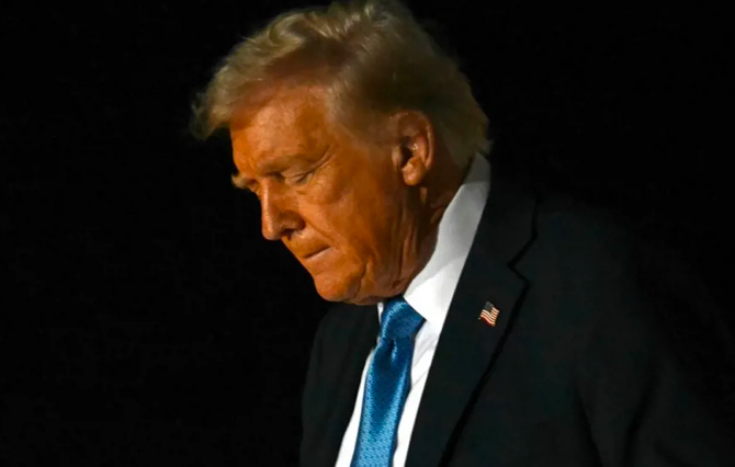 ترامب يفرض رسوماً جمركية على كندا والمكسيك والصين...