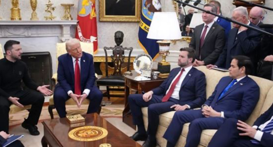 صحافي أميركي يهاجم زيلينسكي: "لماذا لا ترتدي بدلة رسمية؟