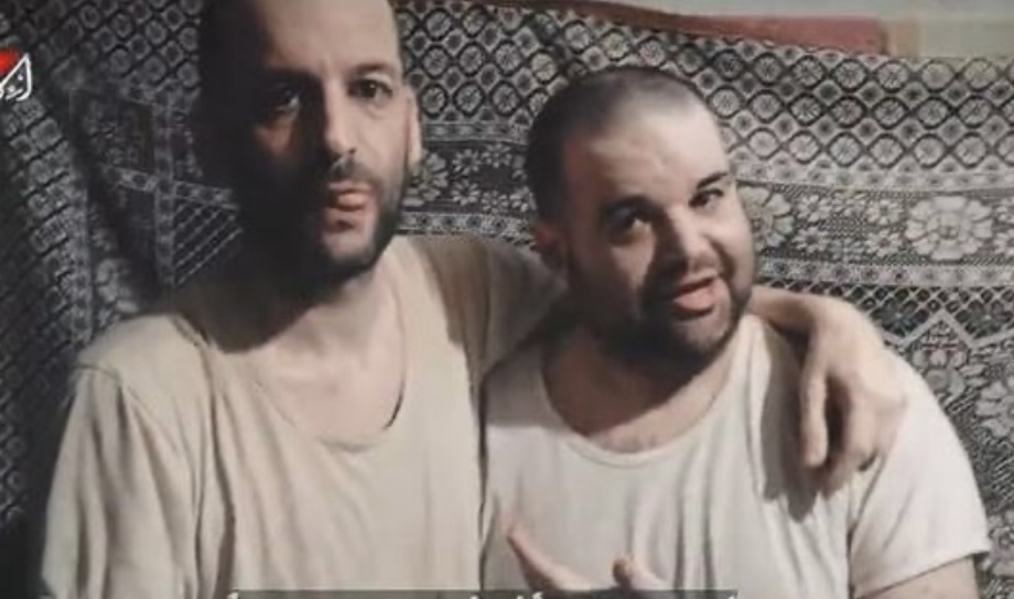 برسالة مؤثرة... شقيقان إسرائيليان يودعان بعضهما في الأسر