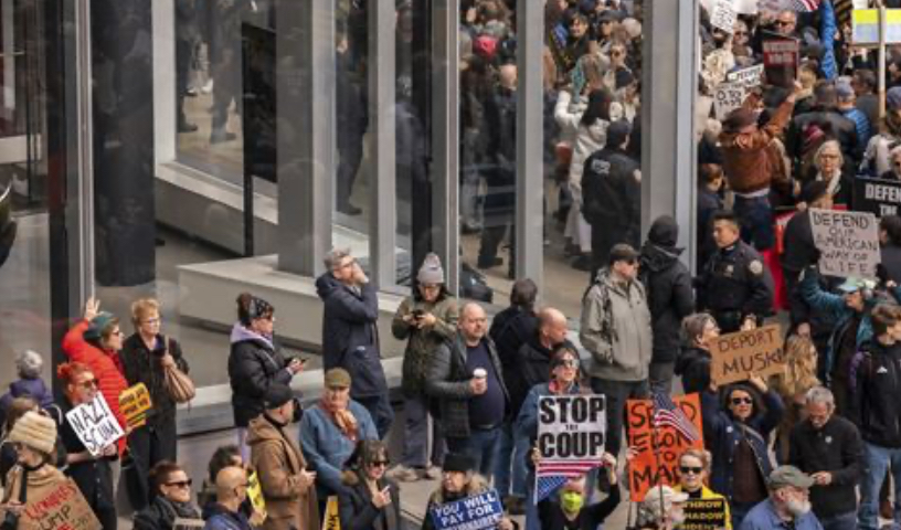 أحرقوا تسلا": مظاهرات ضد ماسك تجتاح مدن أميركية