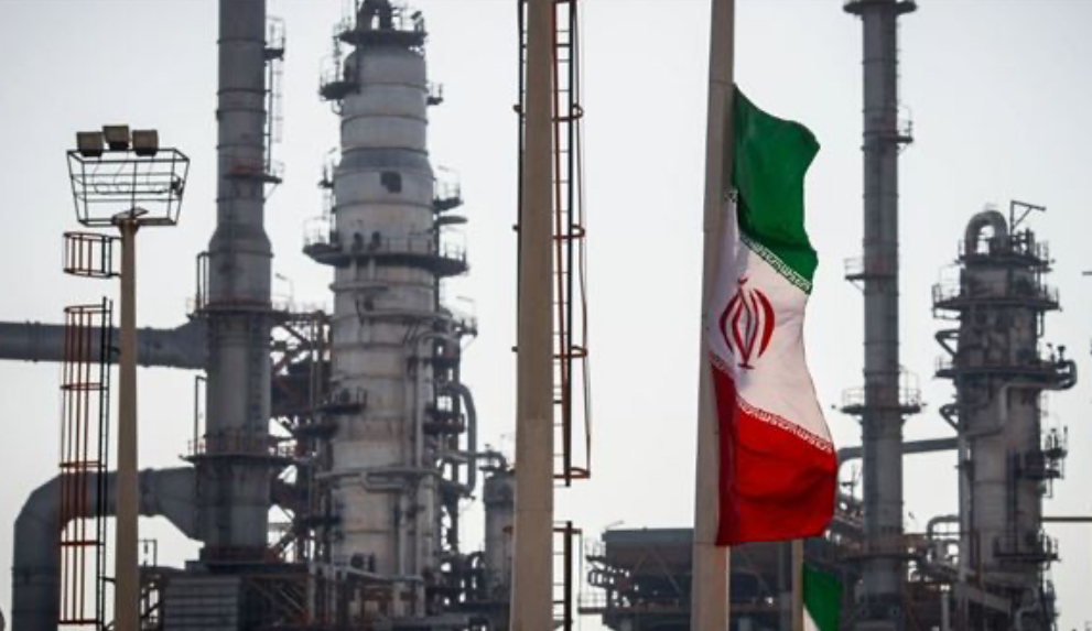 بمليارات الدولارات.. إيران توقّع على أكبر عقد في صناعة النفط