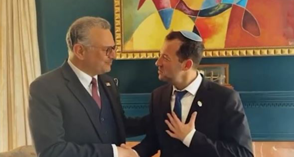 "السلام قريبًا"... مستشار ترامب اللبناني يلتقي رئيس مستوطنات الضفة