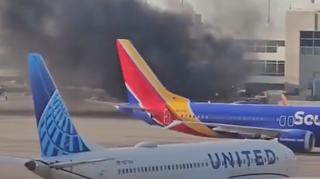 حريق في طائرة بمطار دنفر وإجلاء الركاب