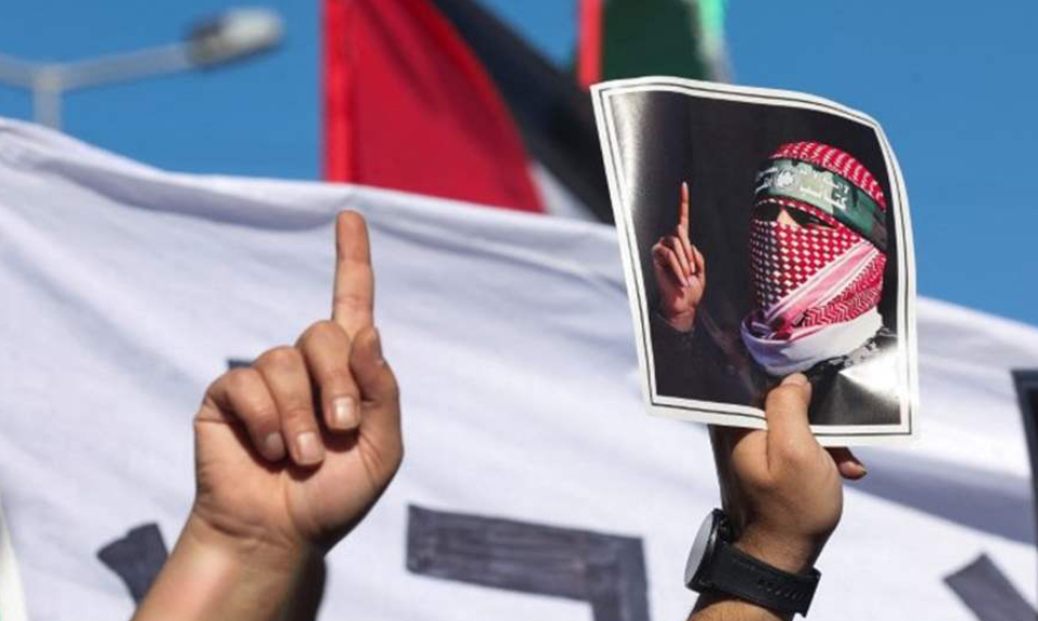 أبو عبيدة يعلن قراراً مفاجئاً بشأن الأسرى بغزة