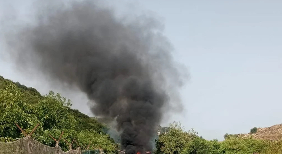 إسرائيل تستهدف سيارة جنوبًا وتزعم اغتيال قائد ميداني في حزب الله