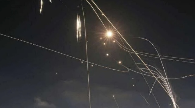 بداية الرد الإيراني... وصواريخ اعتراضية في الأجواء اللبنانية