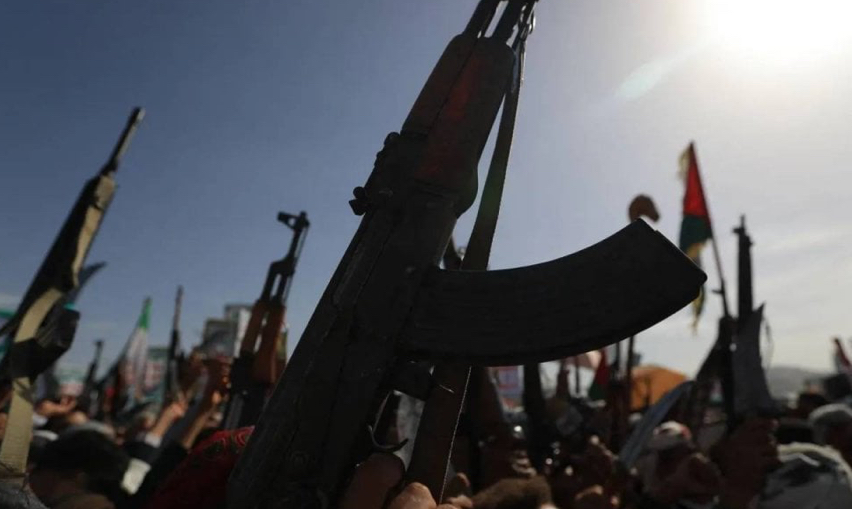 بين "واتس آب" و"إكس"... أسلحة أميركية بيد الحوثيين تُباع علناً