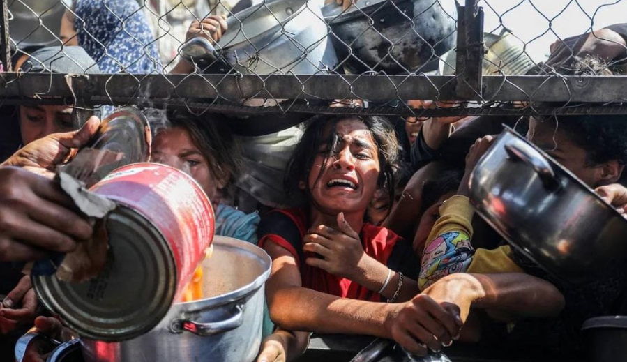 استئناف الإنزال الجوي للمساعدات في غزة... والأمم المتحدة تحذّر! (فيديو)