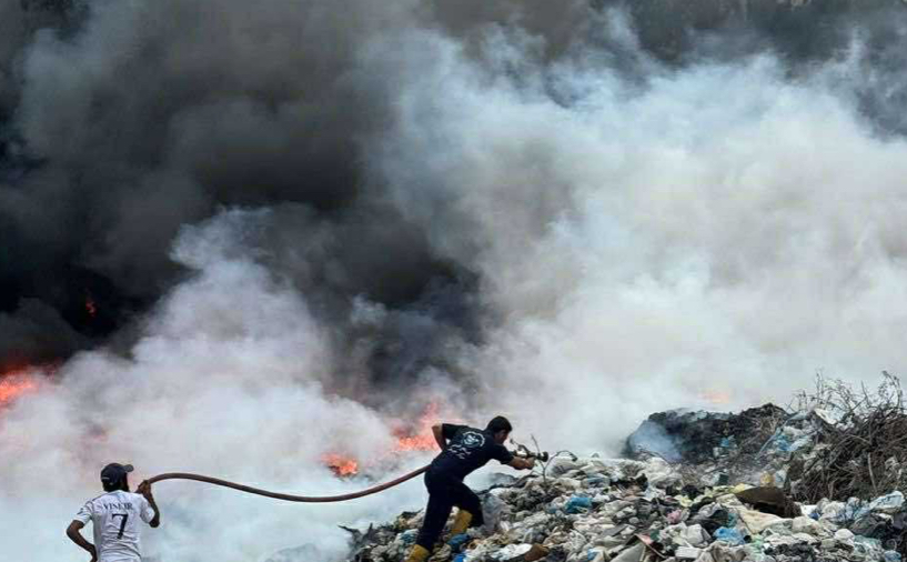حريق كبير في منطقة جنوبية يهدد صحة الأهالي... ونداء عاجل لمؤازرة فرق الإطفاء!