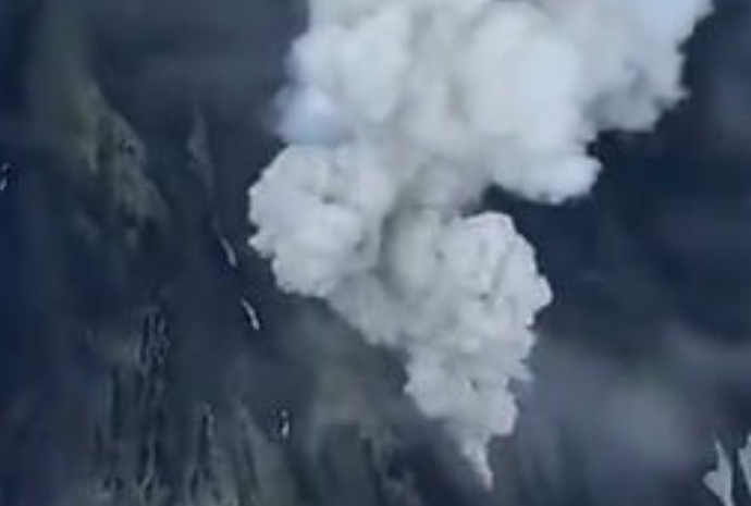 حدث جيولوجي مذهل… بالفيديو: بركان ينهض من سباته بعد 600 عام