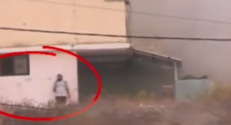 بلحظةٍ تحبس الأنفاس... مدني ينجو بأعجوبة من غارة إسرائيلية في طيردبا! (فيديو)