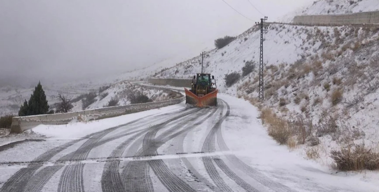 الثلوج تحاصر الجبال… إليكم الطرقات الجبلية المقطوعة