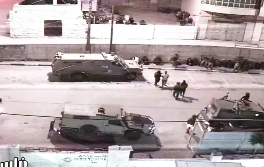 الاحتلال يحتجز العشرات ويداهم منازل في الخليل