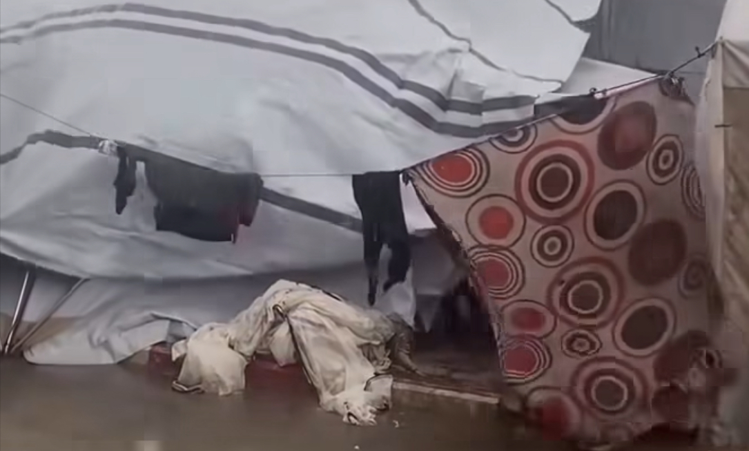 منخفض جوي يضاعف مأساة غزة: خيام النازحين تواجه الغرق والرياح في ظل غياب المأوى الآمن