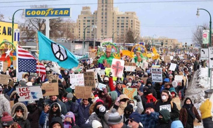 المحتجون المناهضون لوكالة الهجرة والجمارك الأمريكية يحتشدون في مناطق مختلفة