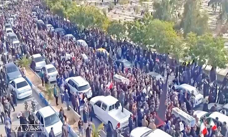 ترامب لا يستبعد الخيار العسكري وإيران تعرض التفاوض… وبريطانيا وفرنسا تنددان بالقمع