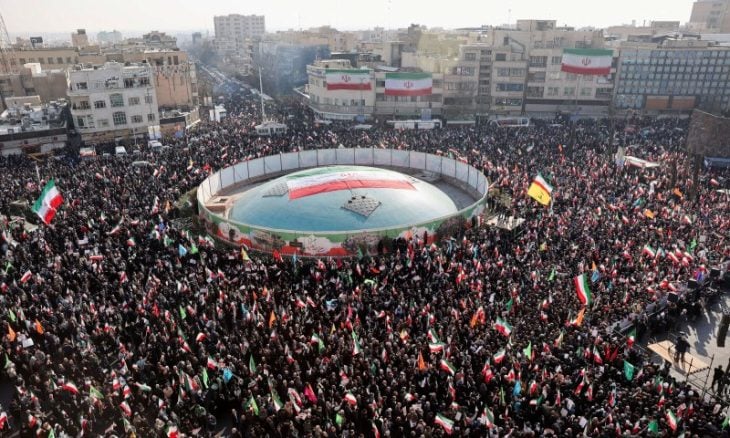 وول ستريت جورنال: الإصلاحيون والمتشددون الإيرانيون يوحدون صفوفهم ضد ما يرونه أيادي خارجية تتلاعب بالمتظاهرين