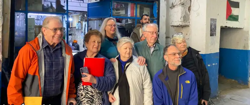 وفد كنائس دولي يزور مخيم شاتيلا ...