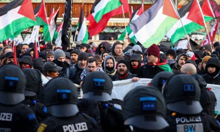 يساريون يتظاهرون في ألمانيا تأييدا للفلسطينيين واحتجاجا على مؤيدين لإسرائيل داخل أوساط اليسار- (صور)