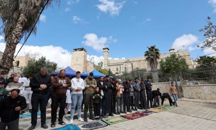 إسرائيل تبعد إمام المسجد الإبراهيمي ورئيس السدنة 15 يوما