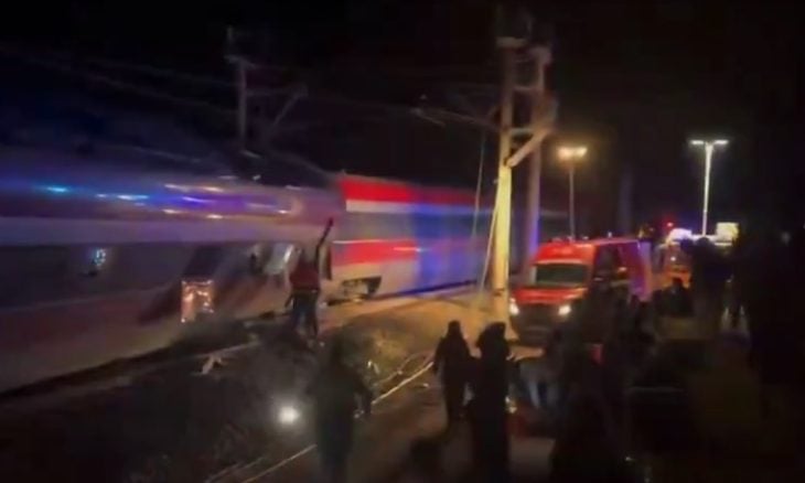 الشرطة: خمسة قتلى على الأقل في تصادم قطارين بجنوب إسبانيا