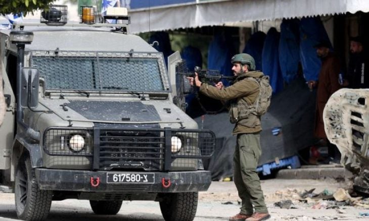 فلسطينيون يهاجمون آلية للاحتلال تعطلت خلال اقتحام مدينة أريحا- (شاهد)