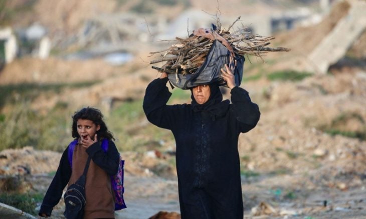 الحطب.. وسيلة الغزيين للنجاة- (شاهد)