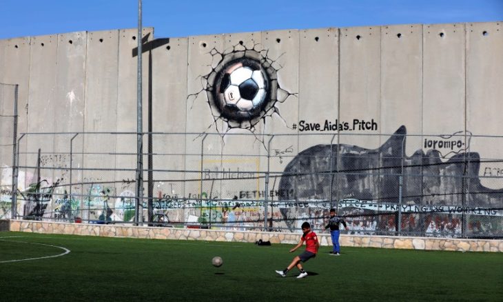 المواجهة بالفن.. جدارية تقاوم تهديد إسرائيل بهدم ملعب مخيم عايدة