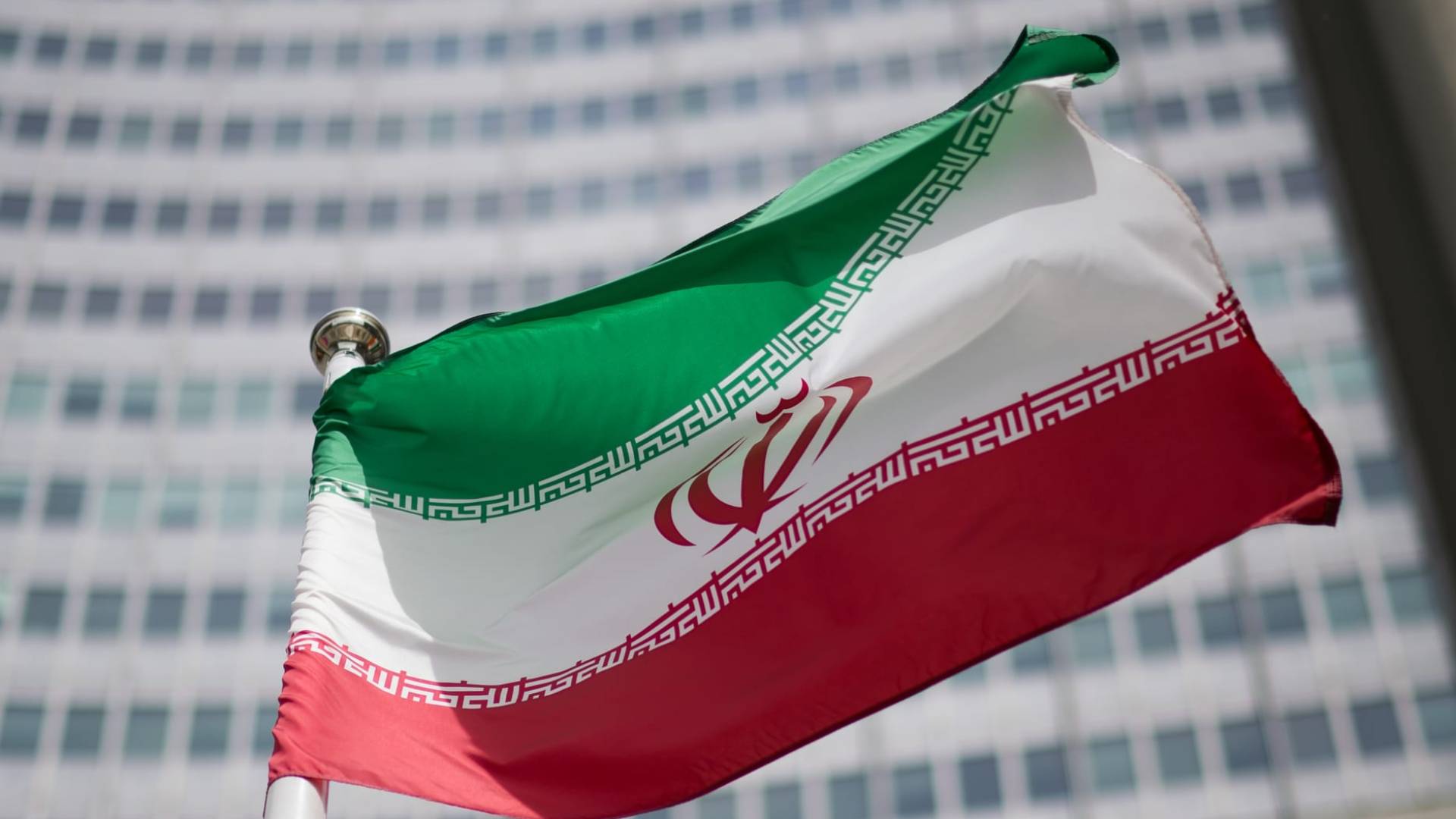 طهران تتوعد بـ "رد مثير للندم" وتؤكد أن التحشيدات الأمريكية لن تزعزع عزيمتها