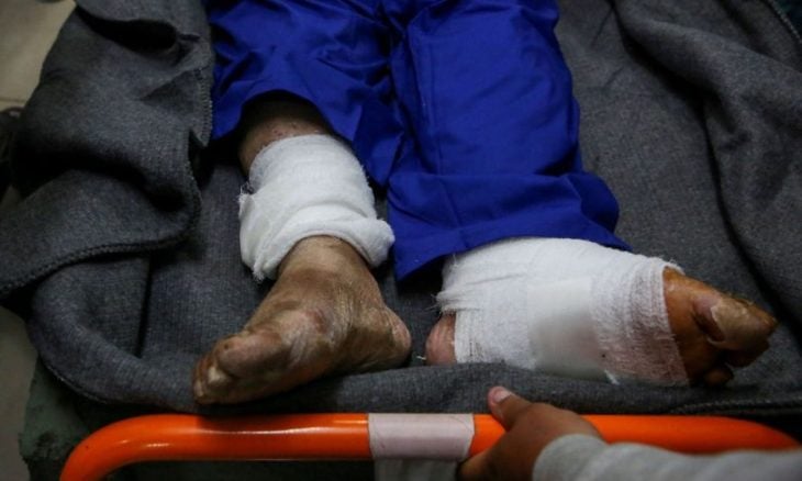 صحافي إسرائيلي يوثق عملية تنكيل الاحتلال بالأسرى الفلسطينيين- (شاهد)